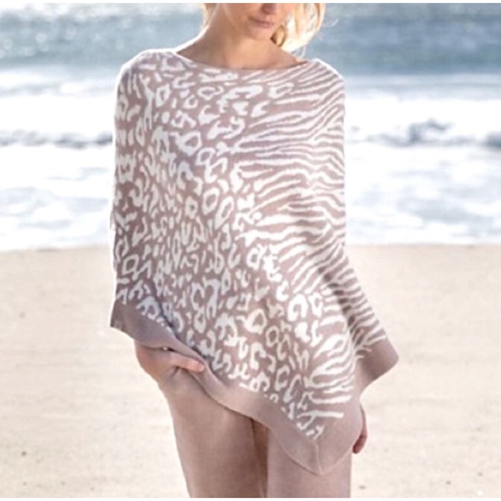 NWT Barefoot Dreams CozyChic UltraLite Ocean Breeze‎ Poncho Faded Rose Animal